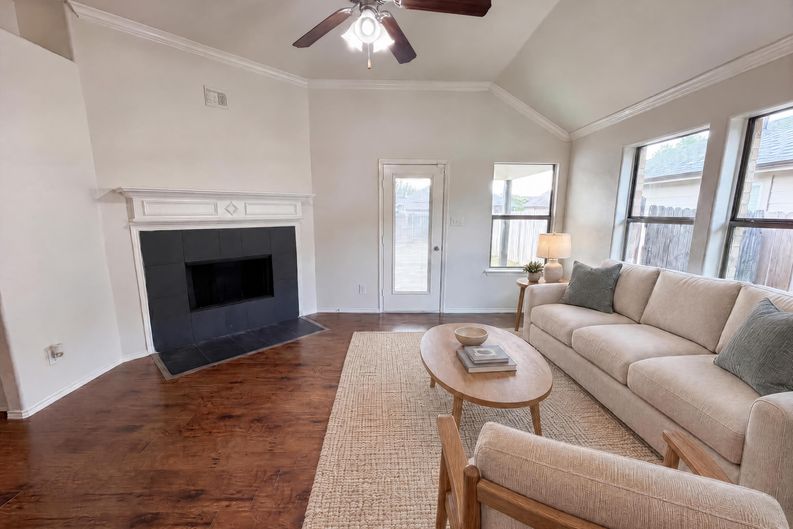 Photo 3 of 17 of 1618 Hillside Dr, Waxahachie, TX