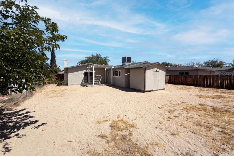 Photo 5 of 24 of 15929 La Verida Dr, Victorville, CA