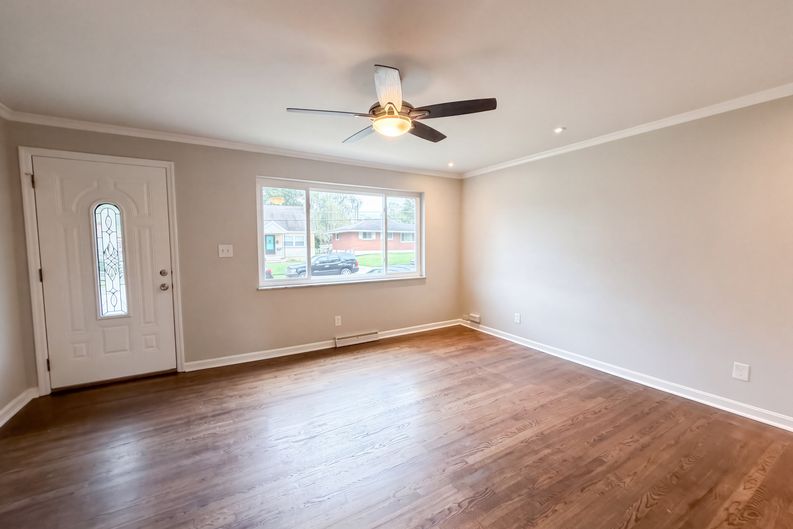 Photo 3 of 21 of 9122 Neil Dr, Cincinnati, OH