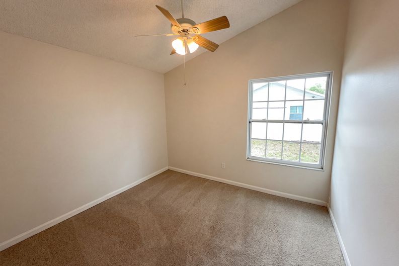 Photo 8 of 18 of 2000 Plainfield Dr, Orlando, FL