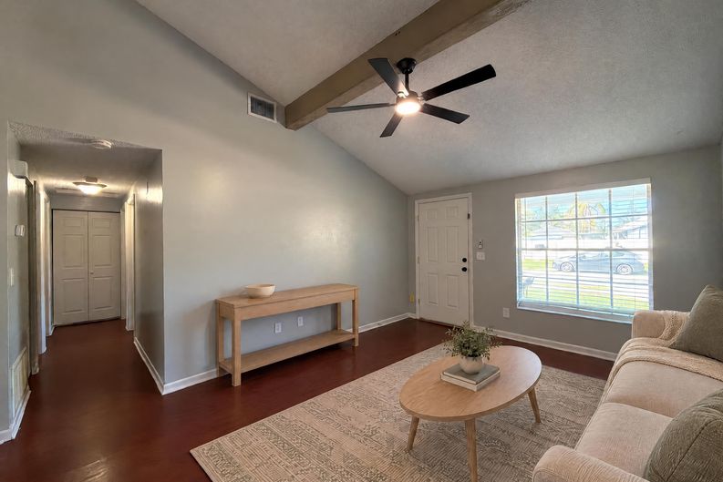 Photo 3 of 17 of 16005 Woodpine Dr, Tampa, FL