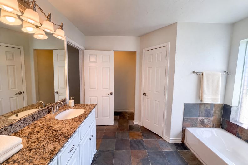 Photo 15 of 27 of 5700 Bermuda Dr, North Richland Hills, TX