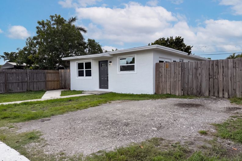 Photo 18 of 23 of 1320 NW 15th St, Homestead, FL