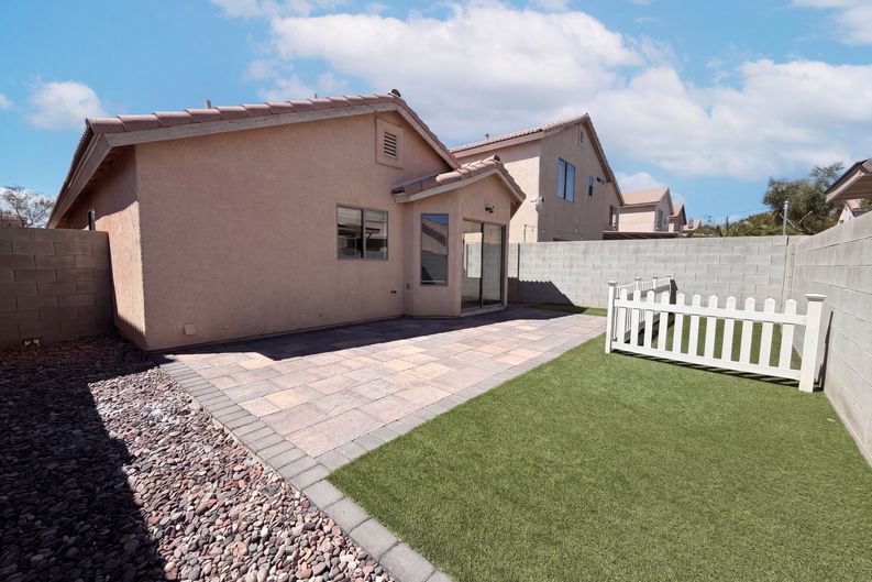 Photo 5 of 17 of 4818 Lone Grove Dr, Las Vegas, NV
