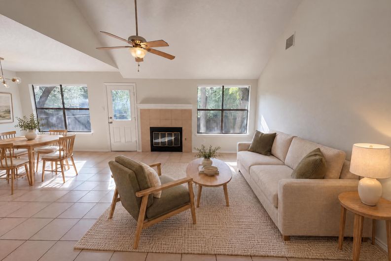 Photo 3 of 31 of 13020 Moorcroft Ln, Austin, TX