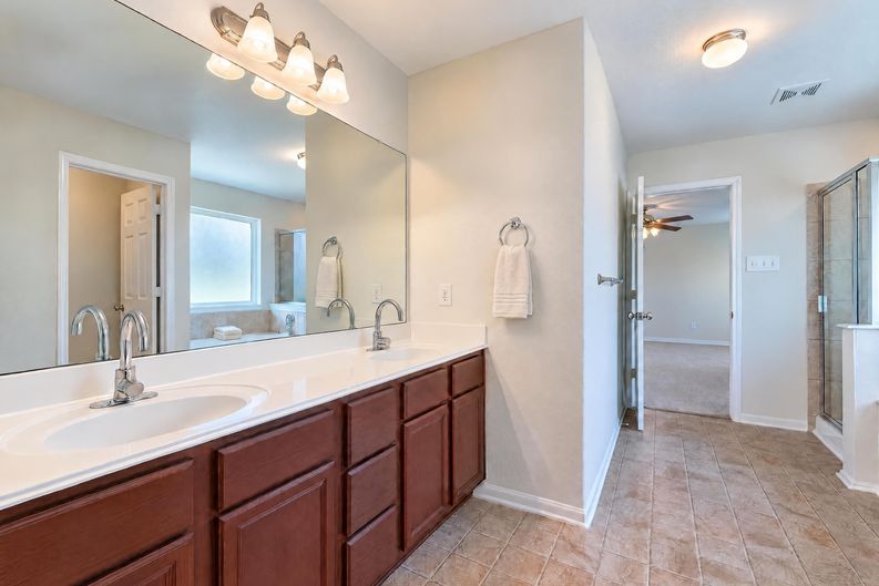 Photo 11 of 26 of 14414 Darrah Dr, Houston, TX