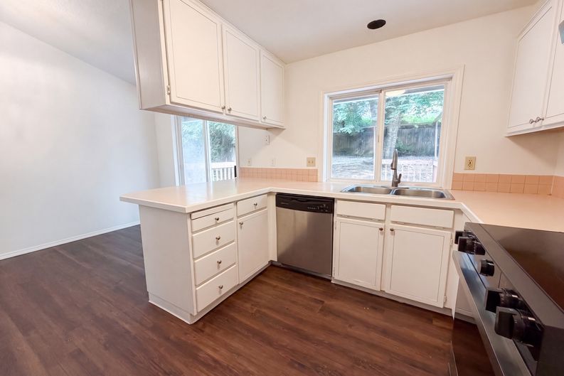 Photo 6 of 16 of 845 SE 8th St, Gresham, OR