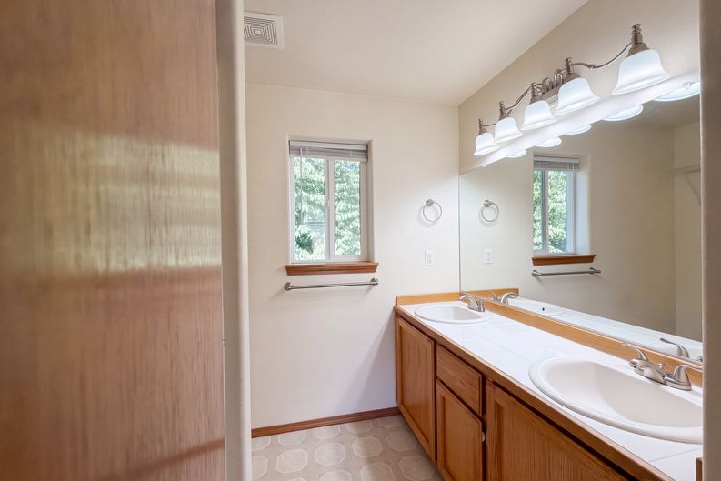 Photo 17 of 26 of 17475 SW Eirwen St, Beaverton, OR