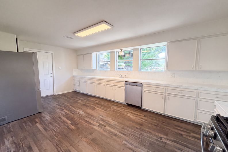 Photo 10 of 26 of 714 Bolling Ln, Houston, TX