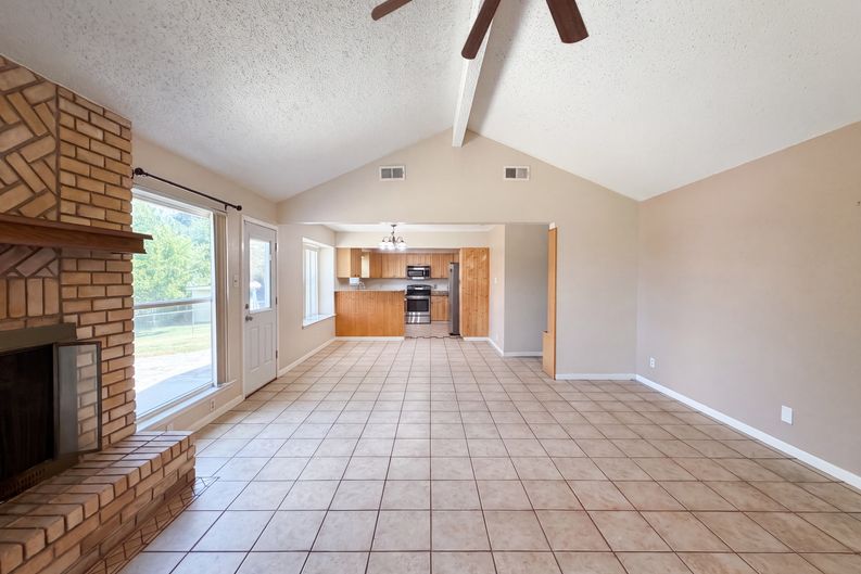 Photo 6 of 16 of 2803 Persimmon Dr, Killeen, TX