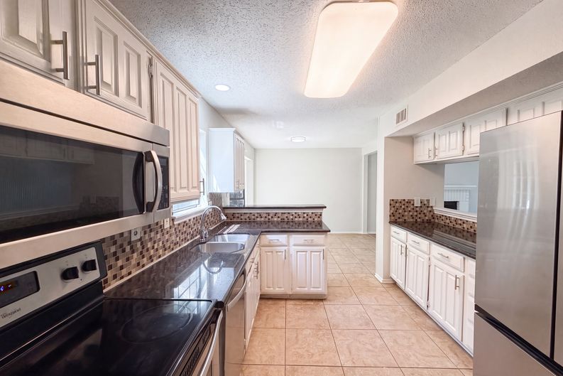 Photo 11 of 27 of 4300 Windwillow Ct, Fort Worth, TX