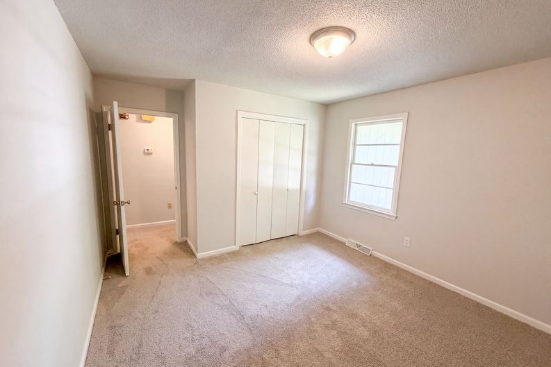 Photo 16 of 29 of 404 W Yellow Wood Dr, Simpsonville, SC