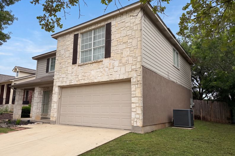 Photo 14 of 18 of 8423 Berry Knoll Dr, Universal City, TX