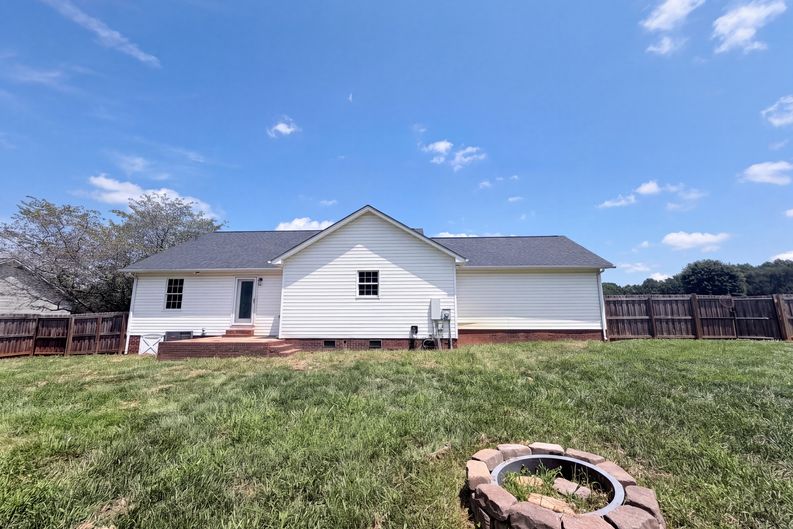 Photo 5 of 16 of 2243 Mintew Cir, Lincolnton, NC