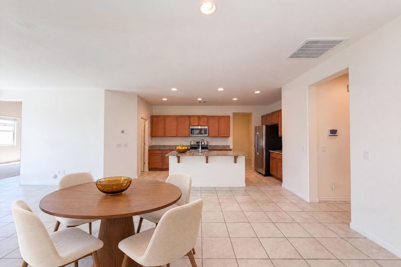 Photo 8 of 35 of 3325 W Dunbar Dr, Phoenix, AZ