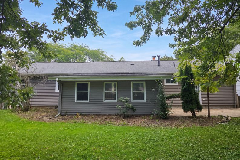 Photo 5 of 50 of 211 Roshon Dr, Medina, OH