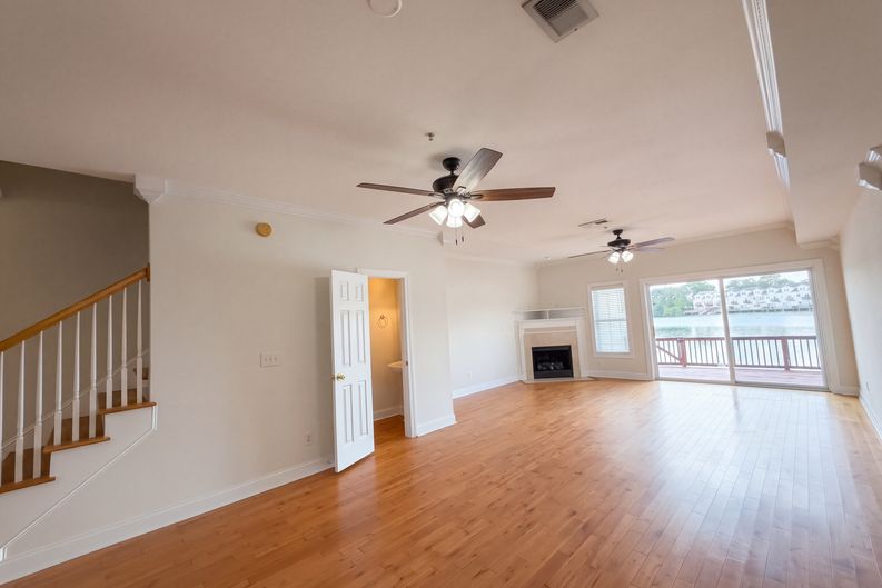Photo 3 of 21 of 4933 Lake Palmetto Ln, North Charleston, SC