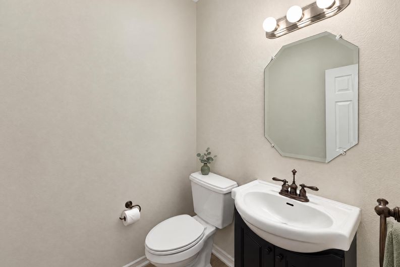 Photo 16 of 32 of 7927 High Knoll Ln, Houston, TX