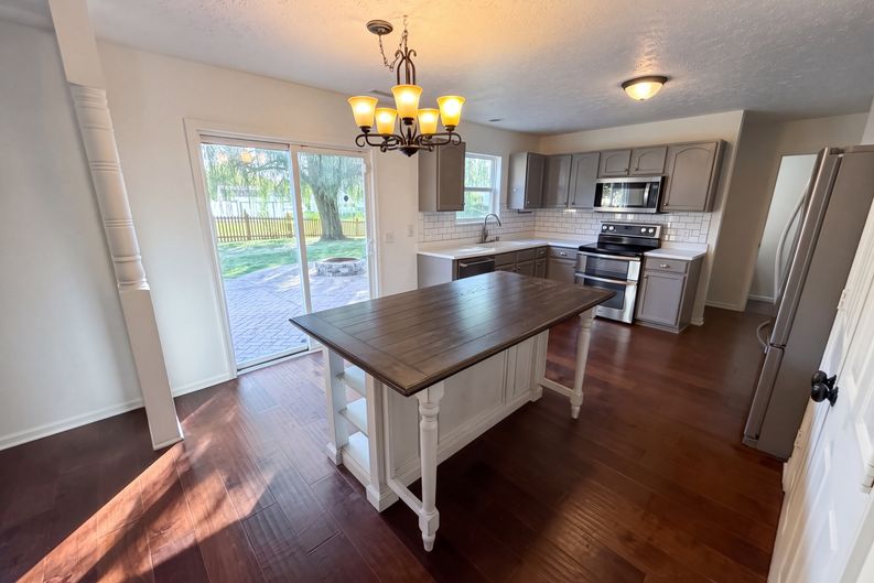Photo 12 of 42 of 19448 Roudebush Blvd, Noblesville, IN