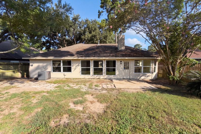 Photo 5 of 18 of 18614 Twigsworth Ln, Humble, TX