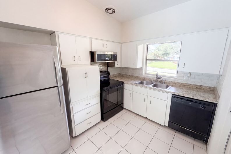 Photo 8 of 24 of 4511 Montclair Rd, Orlando, FL