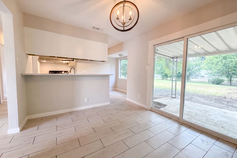 Photo 7 of 16 of 102 Dartmoor Dr, Schertz, TX