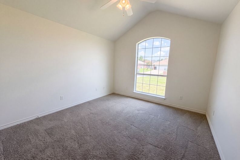 Photo 12 of 18 of 11239 Twin Spires Dr, Flint, TX
