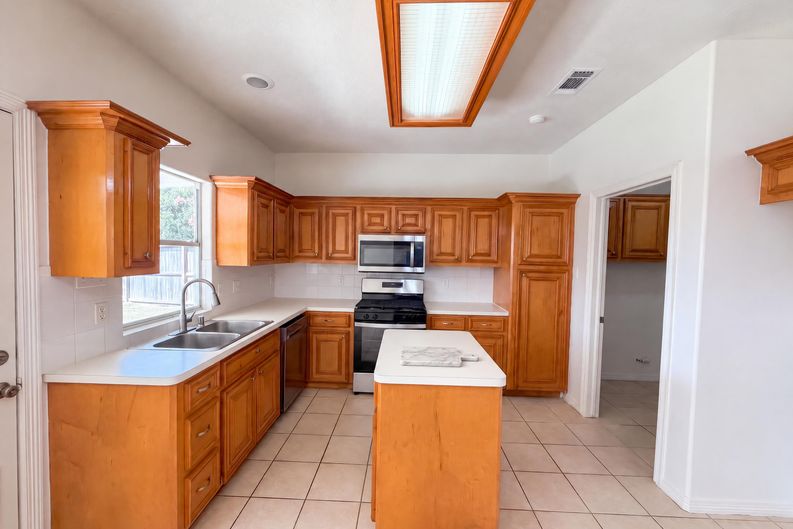Photo 6 of 17 of 5002 Misty Ln, Pasadena, TX