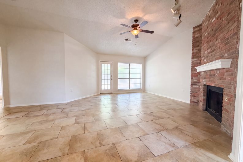 Photo 8 of 16 of 6806 Raintree Frst, San Antonio, TX