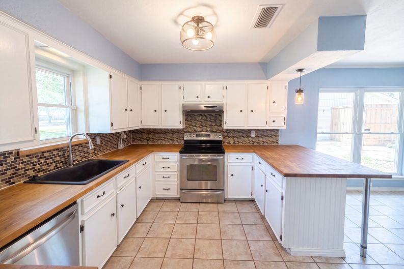 Photo 7 of 16 of 1115 N Waterview Dr, Richardson, TX