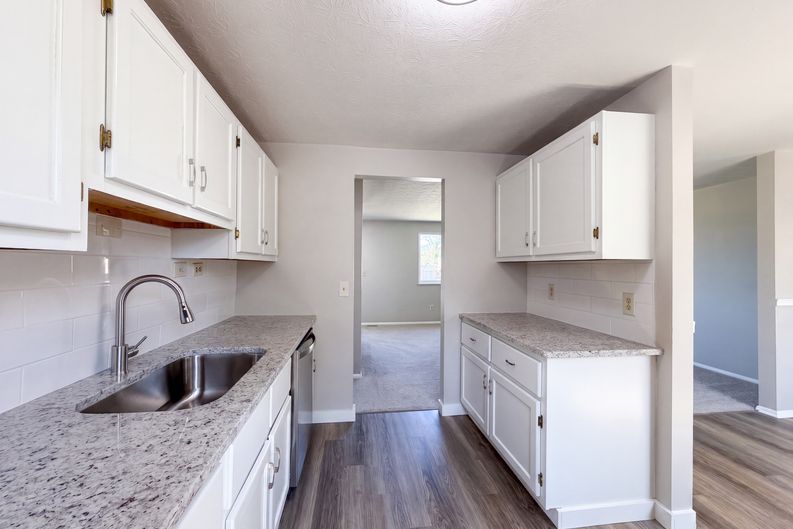 Photo 11 of 33 of 2891 Grosvenor Dr, Cincinnati, OH
