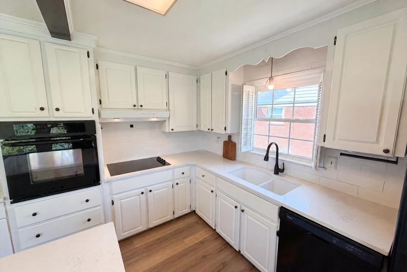 Photo 6 of 24 of 6621 Starcrest Dr, Charlotte, NC