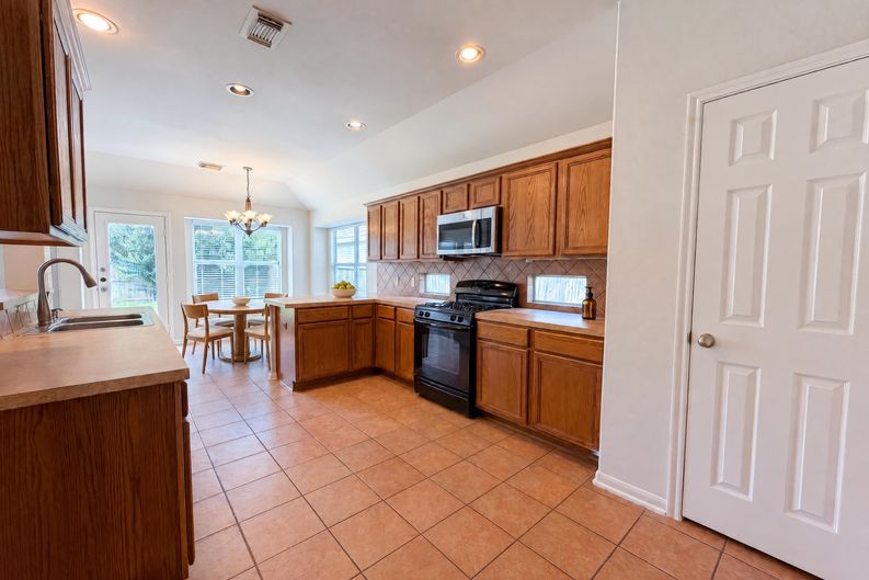 Photo 10 of 20 of 6843 Tammany Manor Ln, Spring, TX