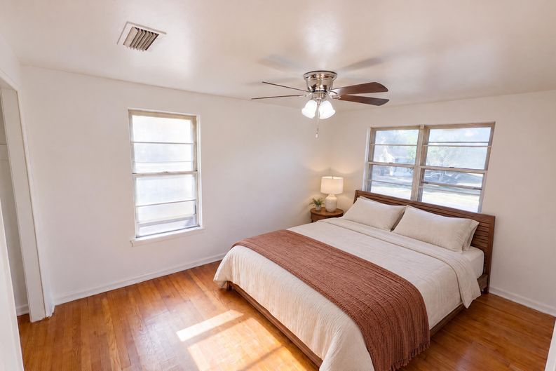 Photo 9 of 27 of 736 W Borden St, Sinton, TX