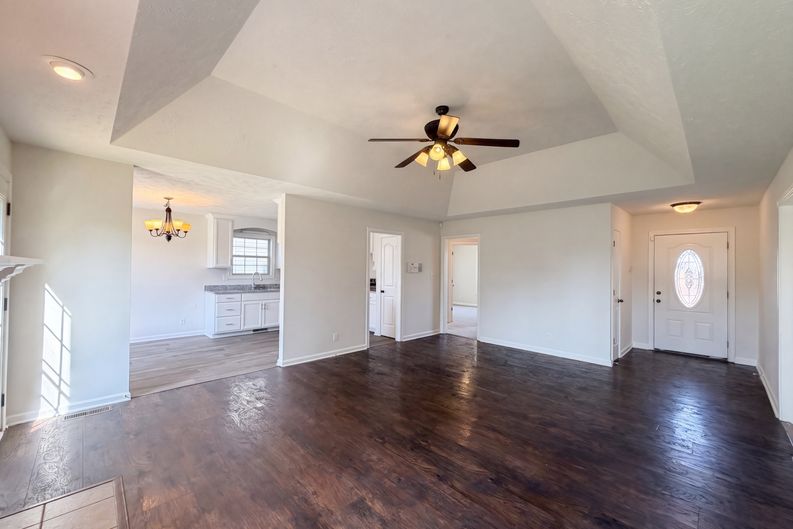 Photo 3 of 27 of 3475 Melrose Dr, Clarksville, TN