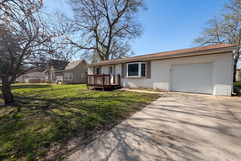 Photo 13 of 17 of 410 B St, Belton, MO