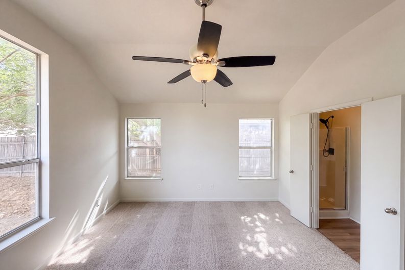 Photo 4 of 20 of 825 Dixon Ln, Denton, TX