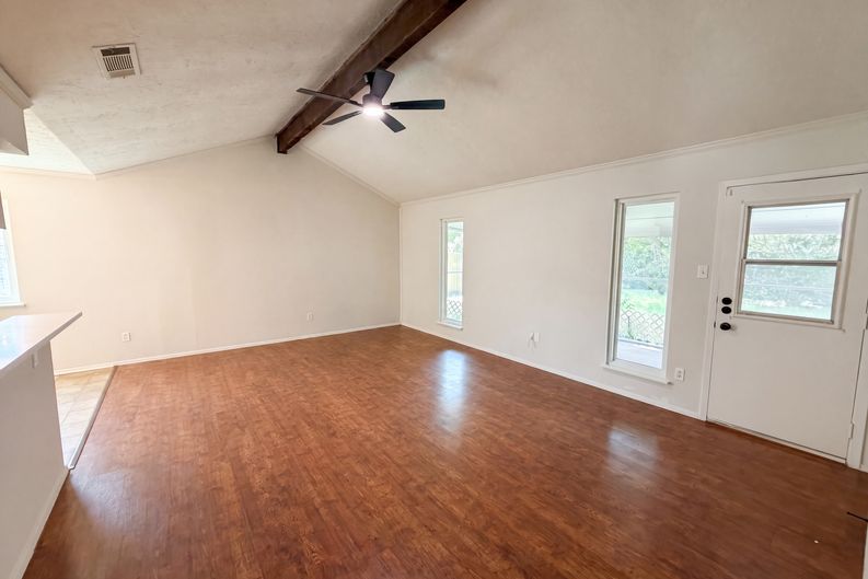 Photo 7 of 14 of 501 E Central Dr, Georgetown, TX