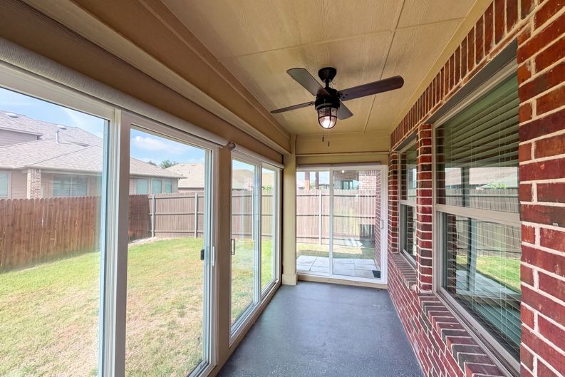 Photo 18 of 20 of 709 Ravenwood Dr, Saginaw, TX
