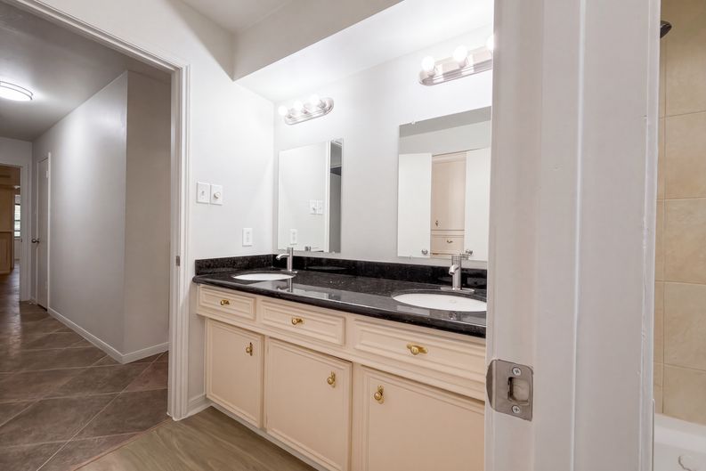 Photo 9 of 47 of 4042 Greenbriar Dr, Missouri City, TX