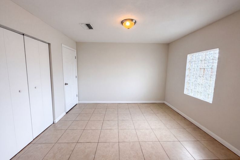 Photo 5 of 14 of 7018 Lynwood Dr, Tampa, FL