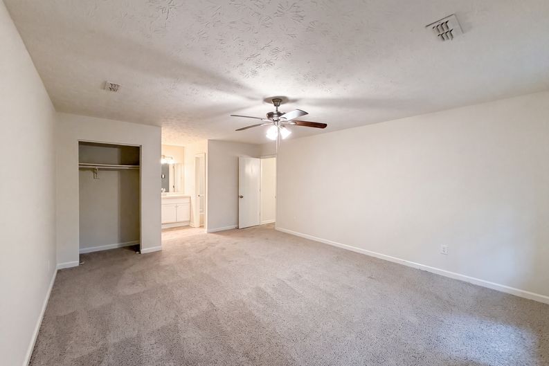 Photo 4 of 20 of 670 Marsh Ct, Jonesboro, GA