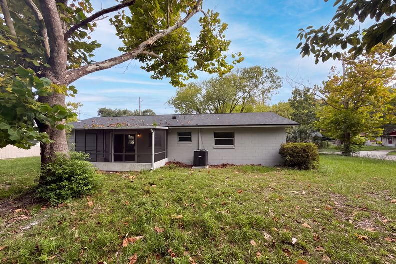 Photo 17 of 23 of 1735 Jefferson Dr, Mount Dora, FL