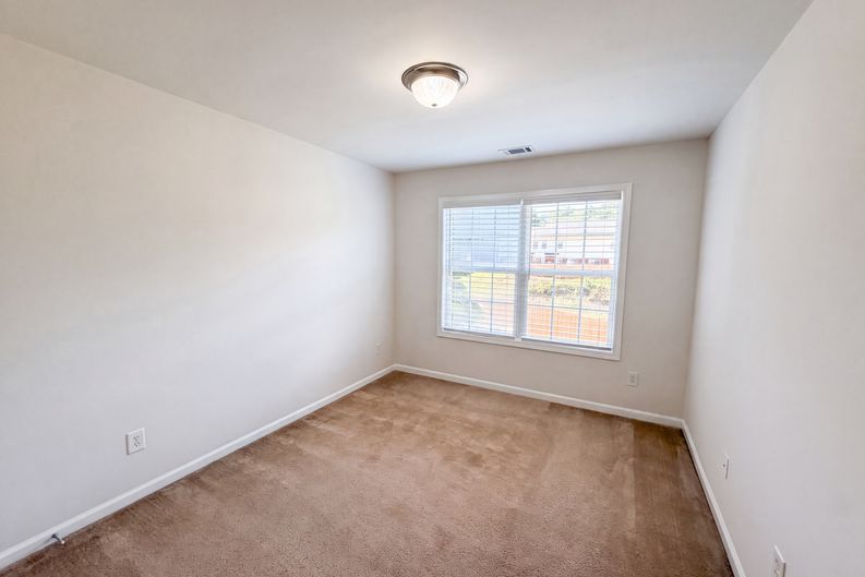 Photo 11 of 23 of 1019 Ivydale Cir, Lawrenceville, GA