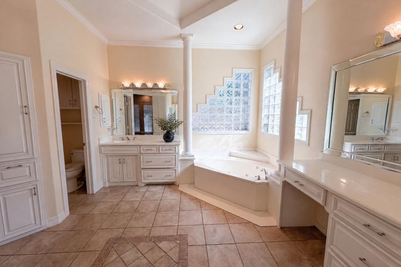 Photo 18 of 29 of 619 Edgewood Ln, Red Oak, TX