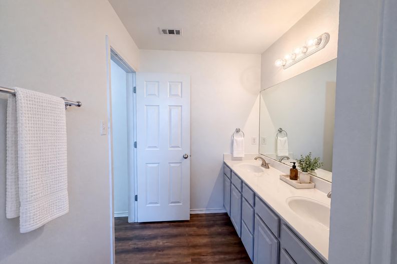 Photo 13 of 19 of 7712 Redbrush, Temple, TX