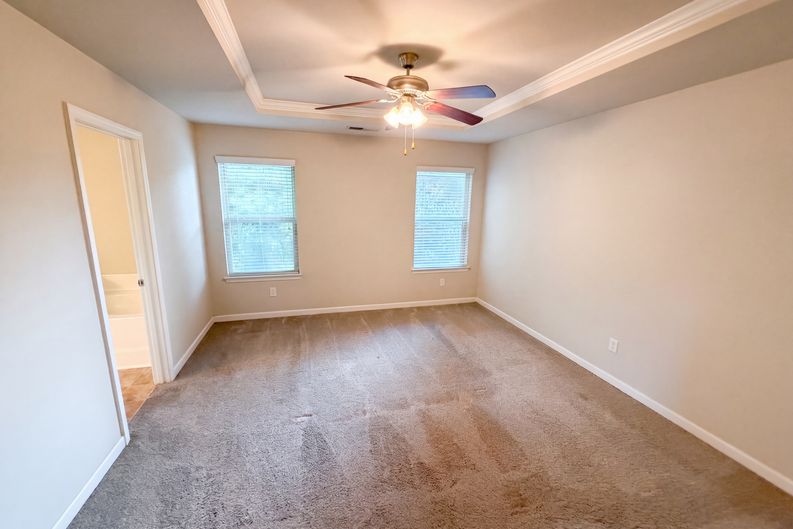 Photo 3 of 23 of 4473 Ravenwood Dr, Union City, GA