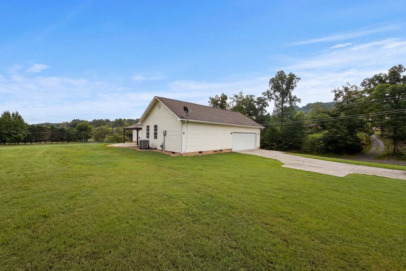 Photo 33 of 37 of 3146 Lora Dr, Maryville, TN