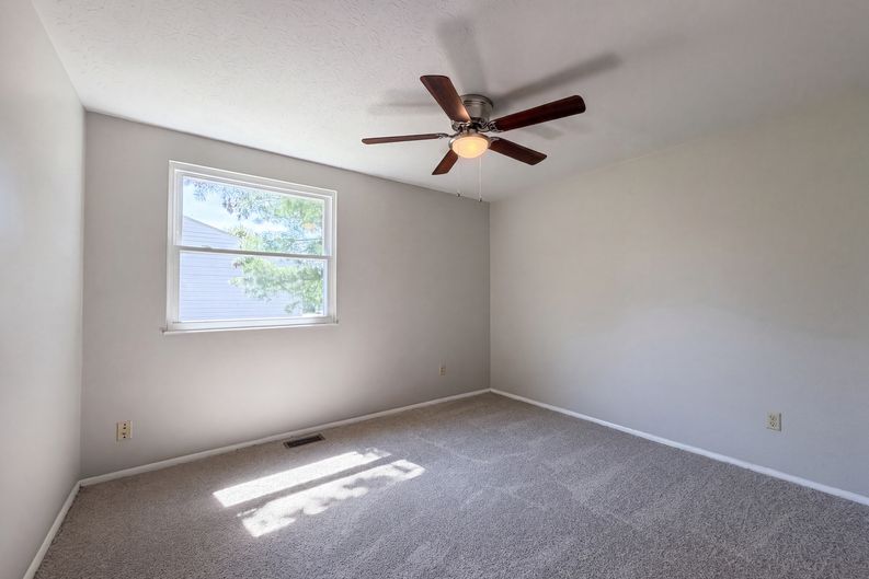 Photo 4 of 33 of 2891 Grosvenor Dr, Cincinnati, OH