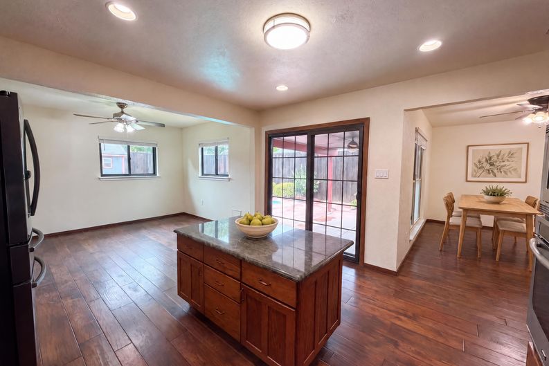 Photo 13 of 28 of 530 Shadowcrest Ln, Coppell, TX